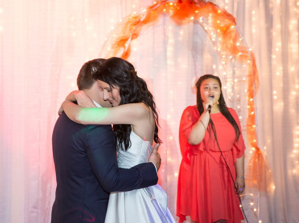 Sydney Lopes singing at the wedding of Michel Szabo and Anna Szabo